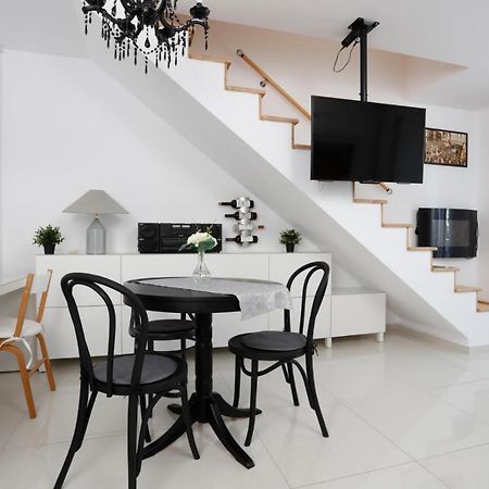 Gorgeous 2 Bedroom Duplex In City Center Bucarest Esterno foto