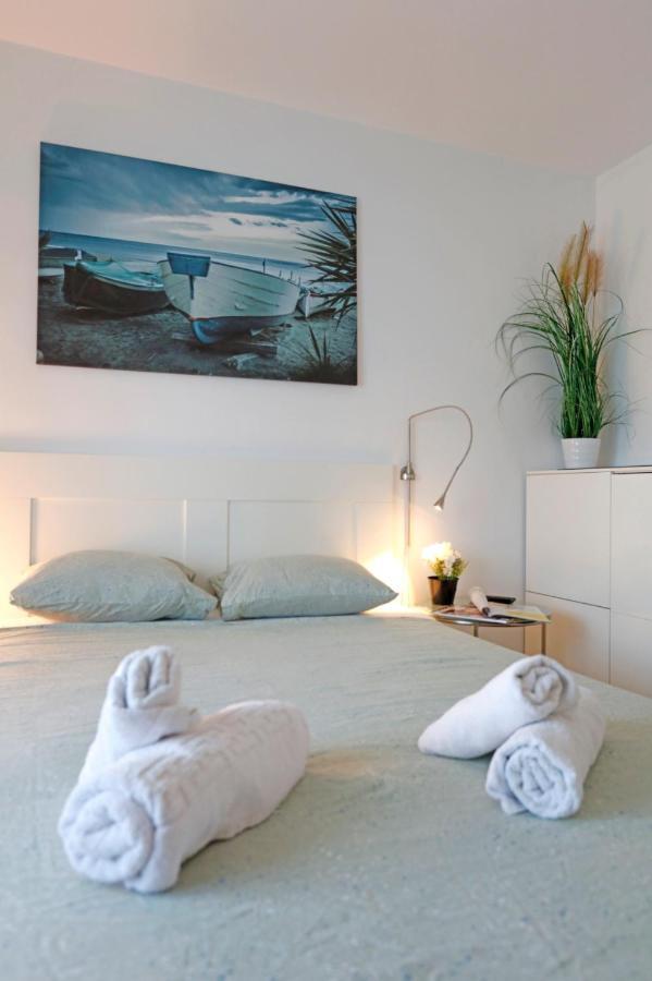 Gorgeous 2 Bedroom Duplex In City Center Bucarest Esterno foto