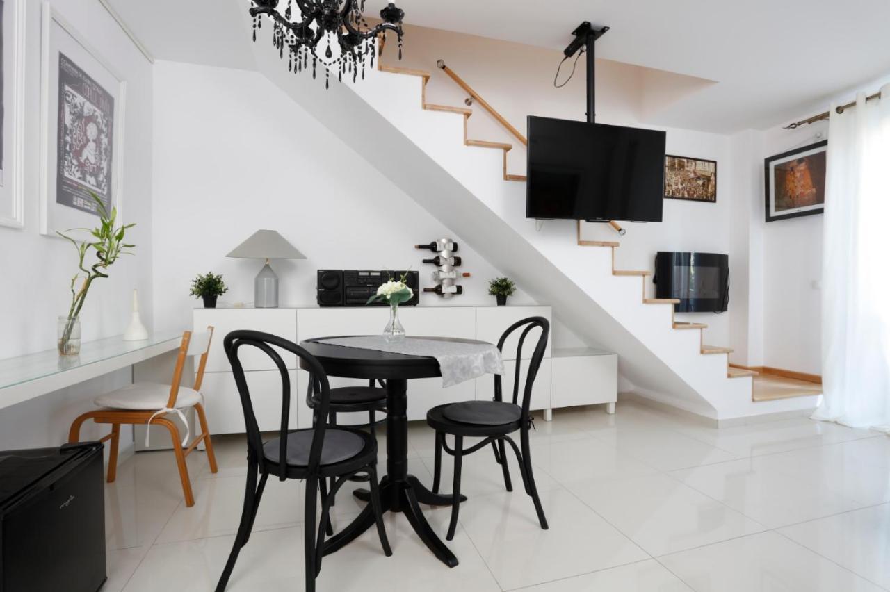 Gorgeous 2 Bedroom Duplex In City Center Bucarest Esterno foto